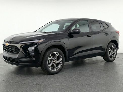 Used 2025 Chevrolet Trax LT image 3