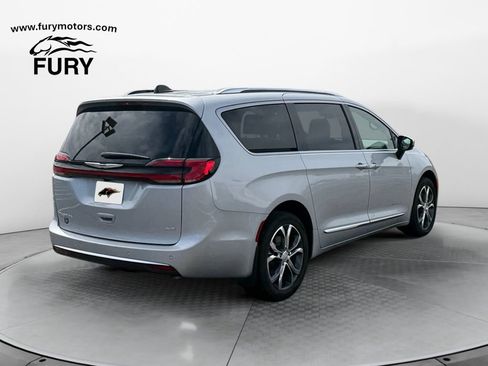 Used 2026 Chrysler Pacifica Pinnacle AWD/4WD image 4