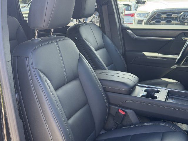 Used 2026 GMC Acadia Elevation w/ Elevation Premium Package FWD image 18