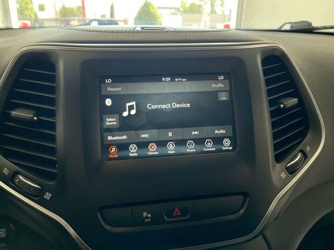 Used 2019 Jeep Cherokee Latitude Plus AWD/4WD image 16