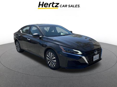 Used 2025 Nissan Altima 2.5 SV image 1