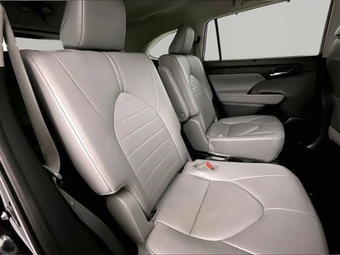 Used 2021 Toyota Highlander XLE AWD/4WD image 22