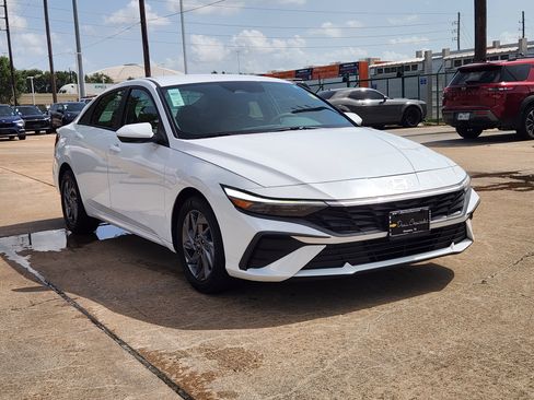 Used 2024 Hyundai Elantra SEL FWD image 4