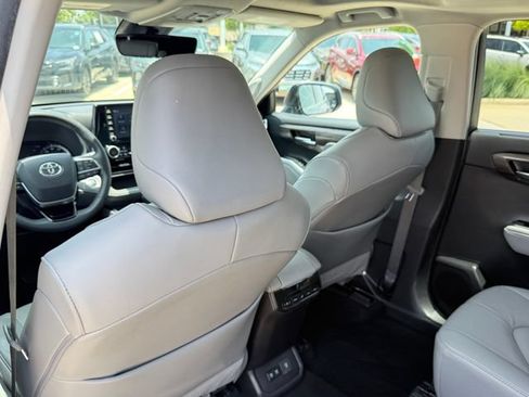 Used 2020 Toyota Highlander Limited FWD image 22