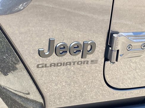 Used 2025 Jeep Gladiator Sport AWD/4WD image 12