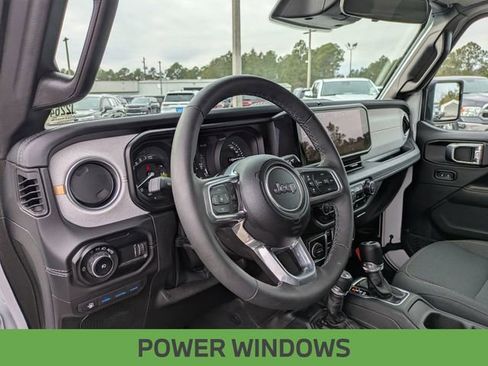 Used 2025 Jeep Wrangler Unlimited Sahara image 13