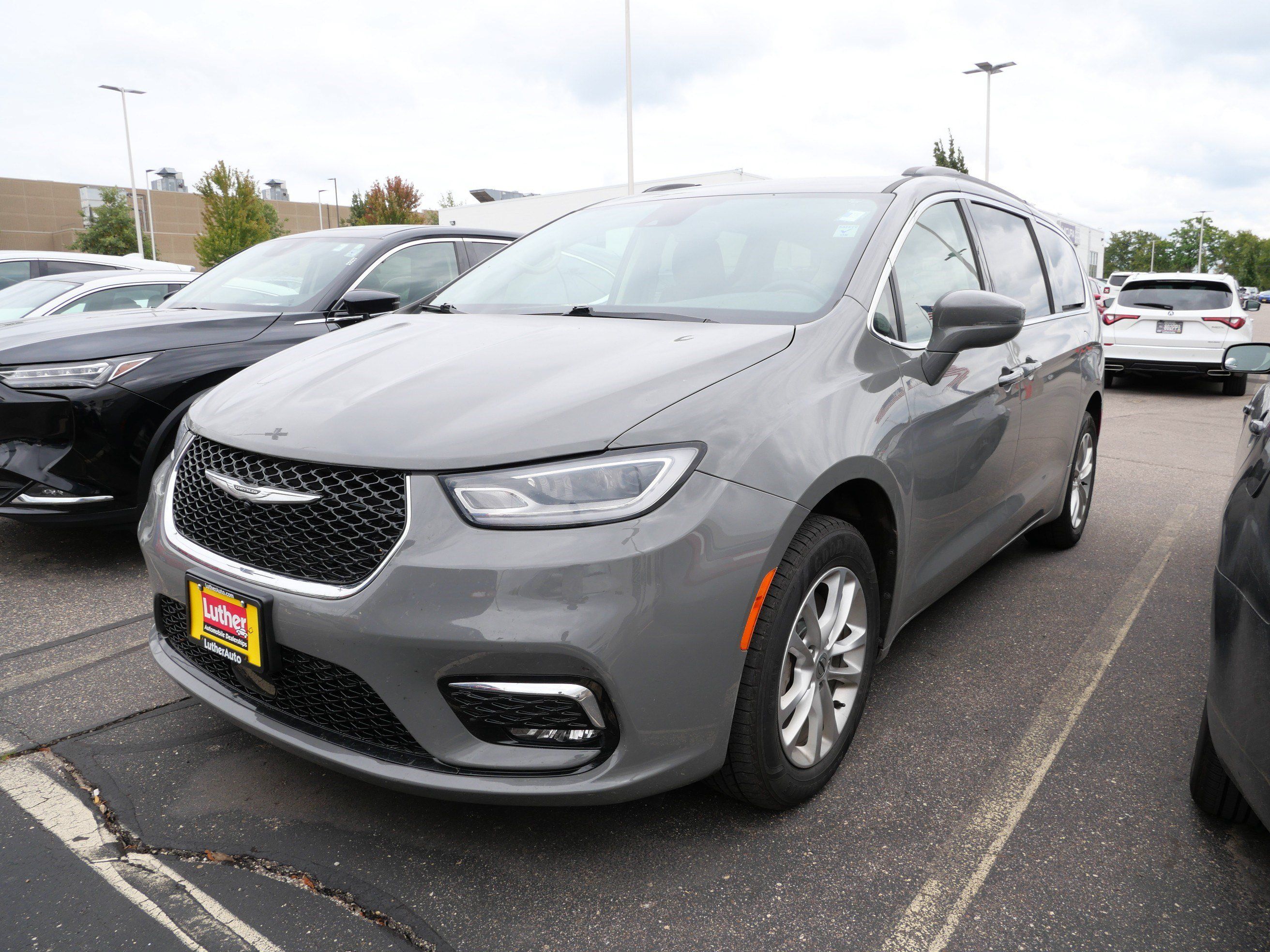 Used 2021 Chrysler Pacifica Touring AWD/4WD image 2