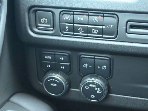 Used 2022 Chevrolet Tahoe Z71 w/ Luxury Package AWD/4WD image 32