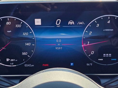 Used 2025 Mercedes-Benz GLC 300 4MATIC image 26