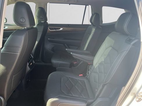 Used 2025 Volkswagen Atlas SE AWD/4WD image 13