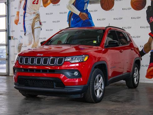 Used 2024 Jeep Compass Latitude w/ Sun and Sound Group AWD/4WD image 21