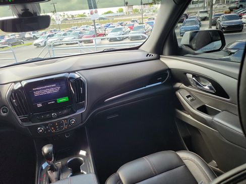 Used 2022 Chevrolet Traverse RS FWD image 16