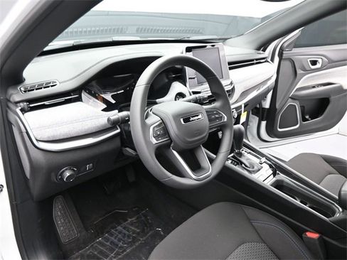 Used 2025 Jeep Compass Sport image 23