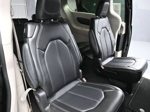 Used 2024 Chrysler Pacifica Touring-L FWD image 26