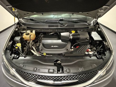 Used 2017 Chrysler Pacifica Touring-L FWD image 17