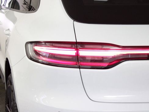 Used 2025 Porsche Macan image 12