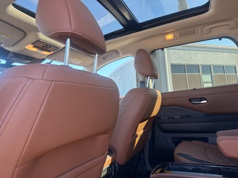 Certified 2025 Nissan Pathfinder Platinum image 37