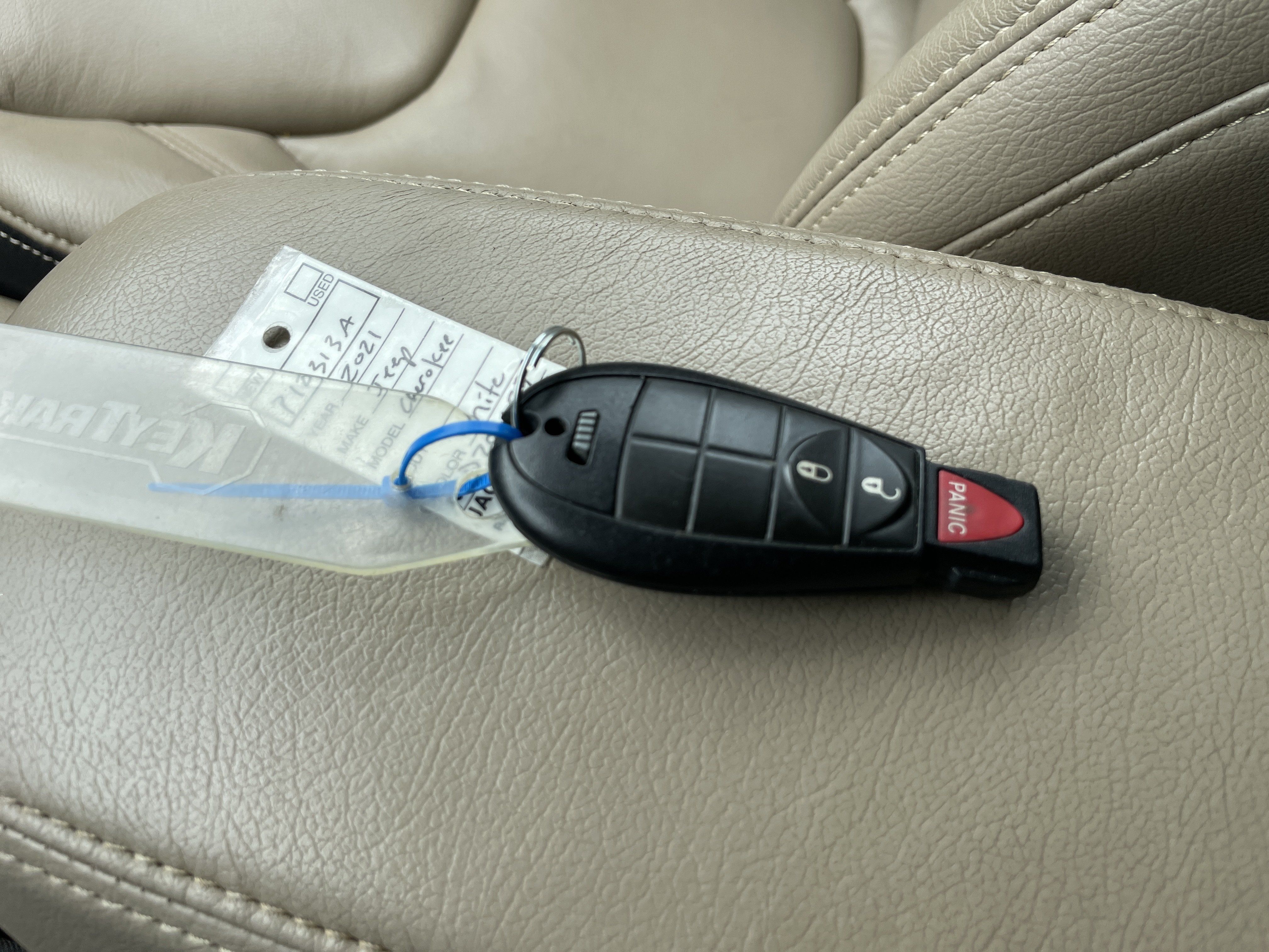 Used 2021 Jeep Cherokee Latitude FWD image 33