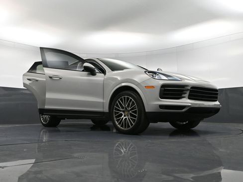 Certified 2023 Porsche Cayenne Platinum Edition image 39