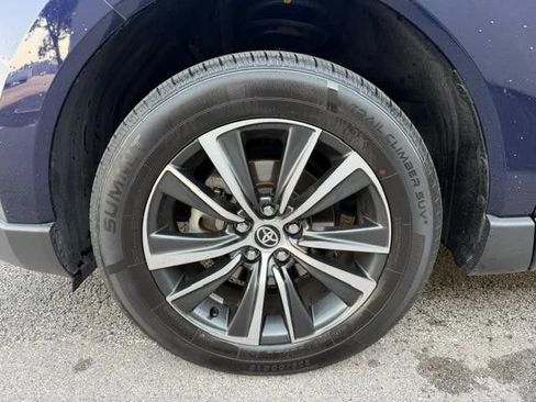 Used 2024 Toyota Venza LE AWD/4WD image 3