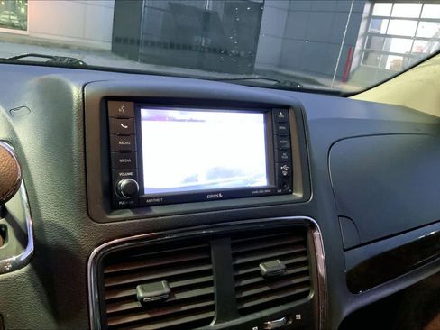 Used 2018 Dodge Grand Caravan SE w/ UConnect Hands-Free Group image 27