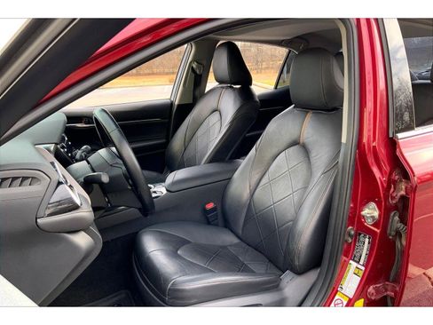 Used 2018 Toyota Camry XLE image 21