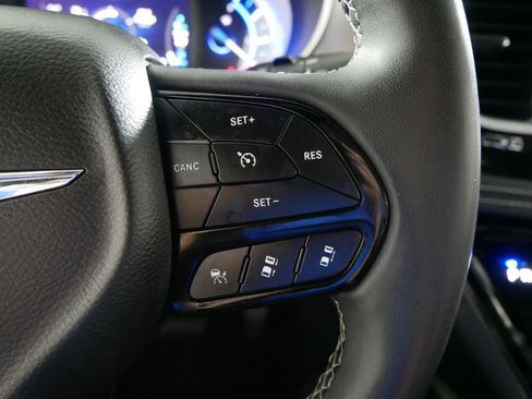 Used 2024 Chrysler Pacifica Premium image 28