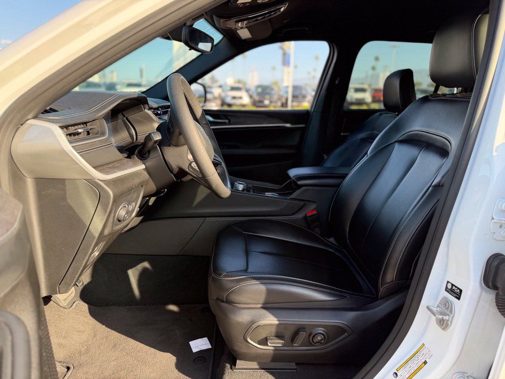 Used 2024 Jeep Grand Cherokee Limited RWD image 5