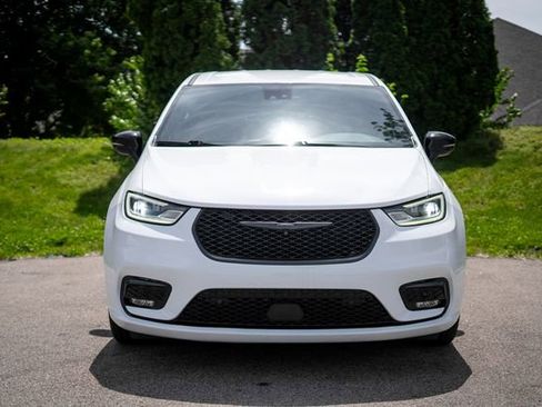 Used 2024 Chrysler Pacifica Limited FWD image 2
