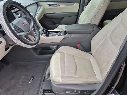 Used 2022 Cadillac XT5 Premium Luxury w/ Technology Package FWD image 9