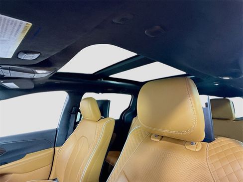 Used 2023 Chrysler Pacifica Pinnacle image 17