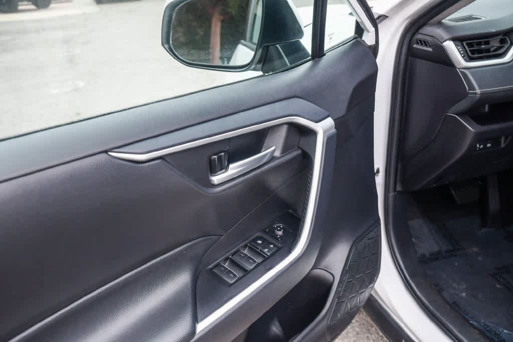 Used 2025 Toyota RAV4 XLE AWD/4WD image 29