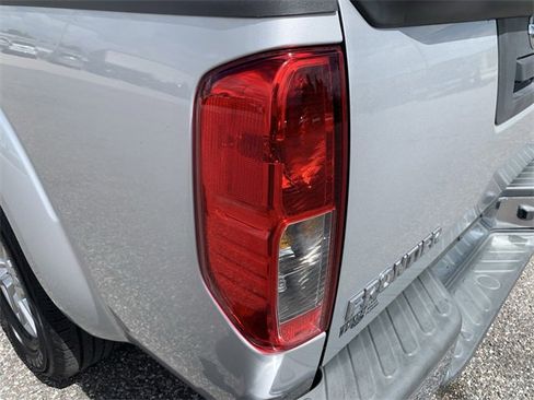 Used 2019 Nissan Frontier SV image 11