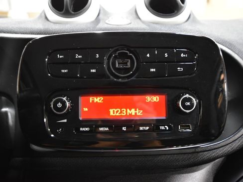 Used 2016 smart fortwo pure RWD image 17