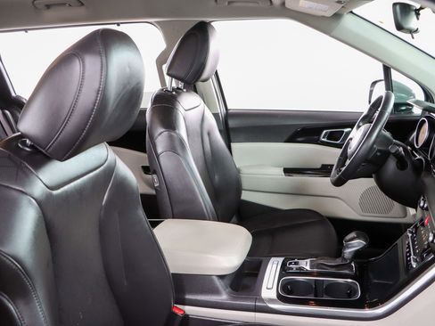 Used 2024 Kia Carnival EX FWD image 27