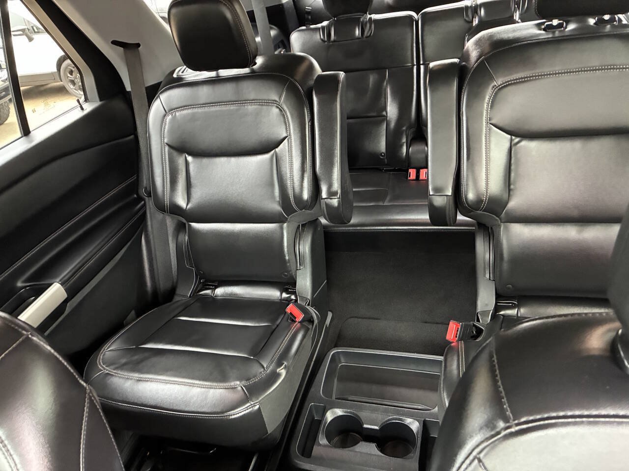 Used 2021 Ford Explorer XLT w/ Equipment Group 202A AWD/4WD image 11