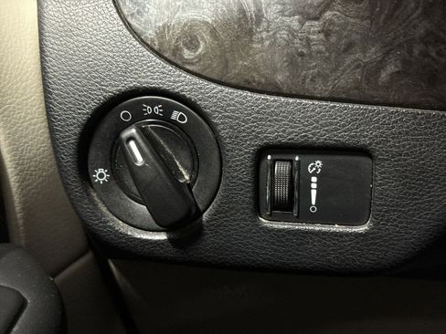 Used 2015 Dodge Grand Caravan American Value Package w/ UConnect Hands-Free Group FWD image 17