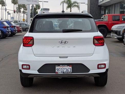 Used 2023 Hyundai Venue Limited FWD image 3