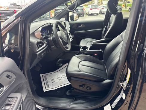 Used 2025 Chrysler Pacifica Select image 11
