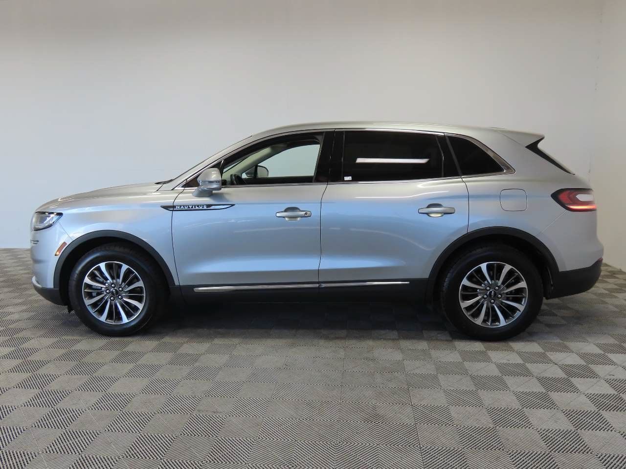 Used 2022 Lincoln Nautilus FWD w/ Premium Package image 5