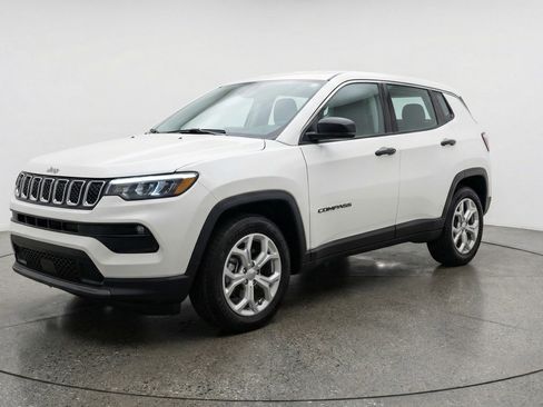 Used 2025 Jeep Compass Latitude AWD/4WD image 3