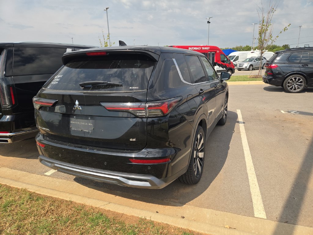 Used 2025 Mitsubishi Outlander SE AWD/4WD image 3