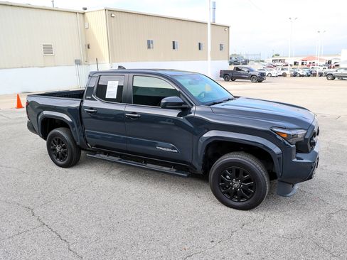 Certified 2025 Toyota Tacoma SR5 w/ SR5 Upgrade Package AWD/4WD image 6