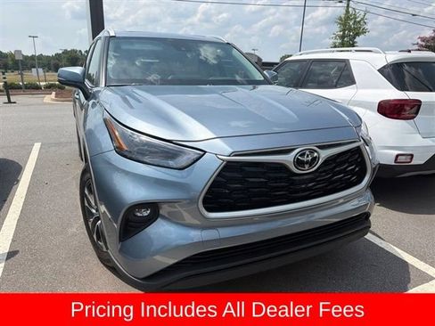 Used 2023 Toyota Highlander XLE FWD image 1
