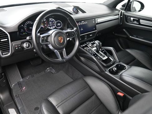 Used 2022 Porsche Cayenne Platinum Edition image 4