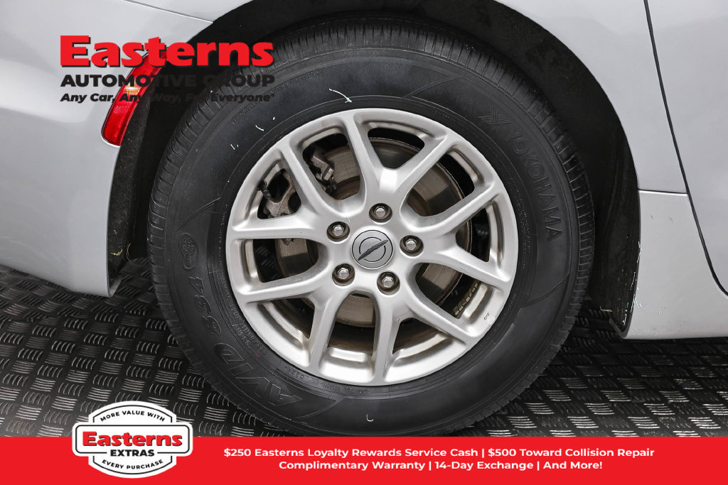 Used 2024 Chrysler Pacifica Touring-L FWD image 30