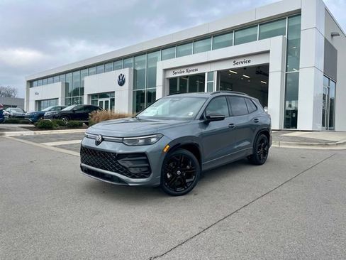 New 2026 Volkswagen Tiguan SE R-Line FWD image 1