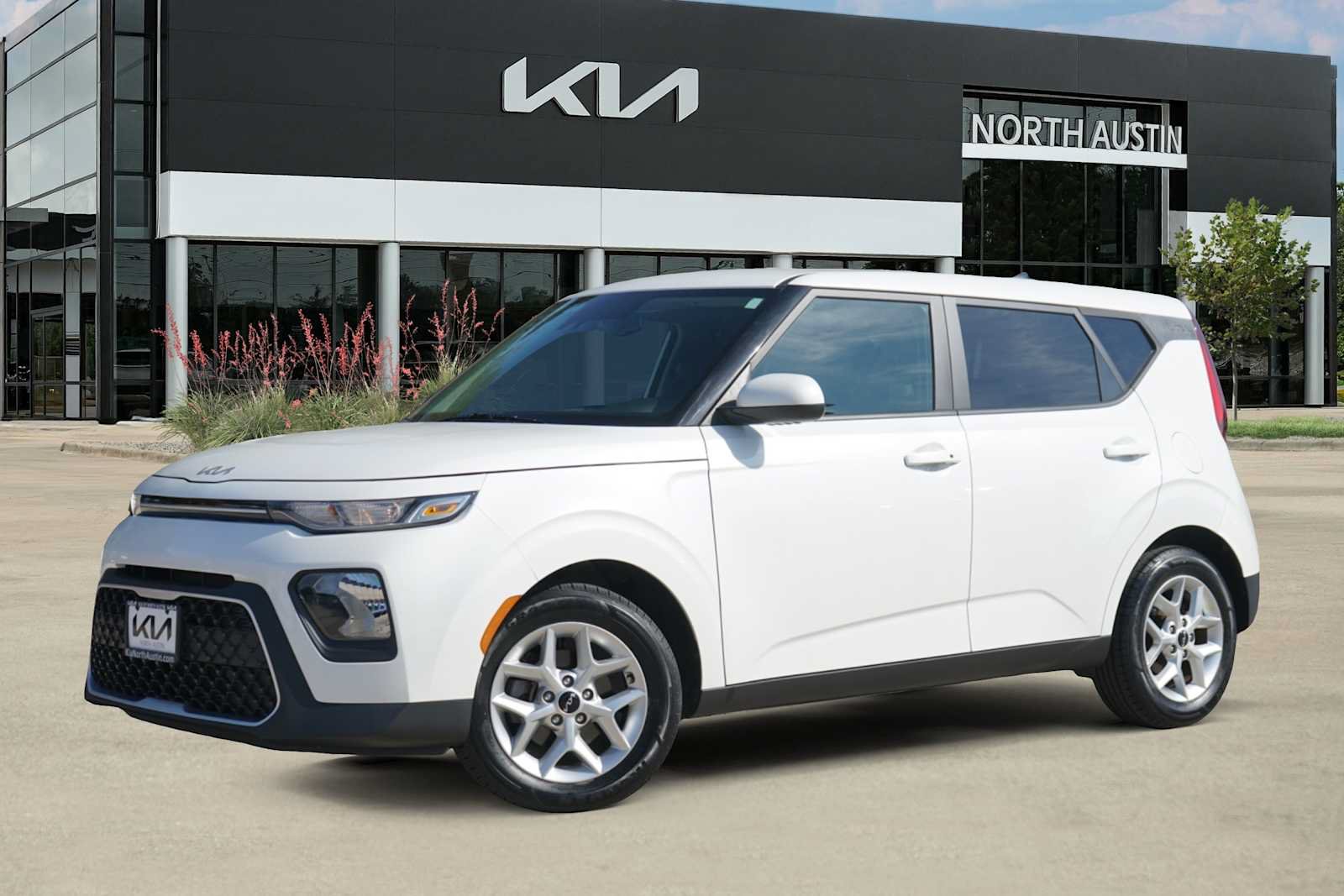 Certified 2022 Kia Soul S FWD image 1