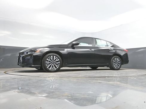 Used 2025 Nissan Altima 2.5 SV FWD image 34