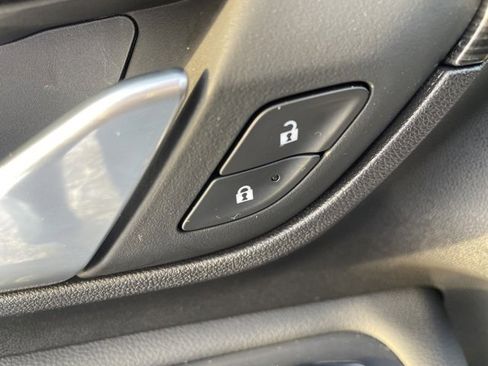 Used 2024 GMC Terrain SLE w/ Driver Convenience Package image 12